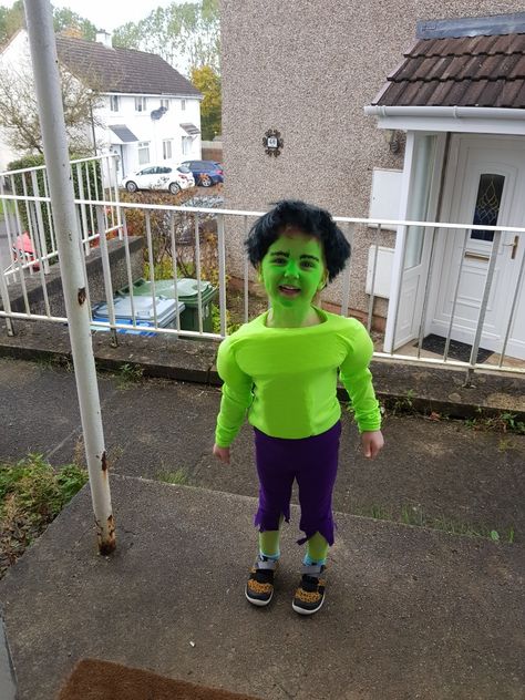 Easy halloween costume. Homemade little hulk. Hulk Costume Mens, Diy Hulk Costume, Hulk Family Costume, Hulk Makeup Kids, Diy Hulk Costume For Boys, Homemade Halloween Costumes, Homemade Halloween, Easy Halloween Costumes, Easy Halloween