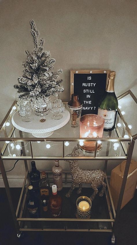 Christmas Coffee Cart Ideas, Bar Cart Holiday Decor, Bar Cabinet Christmas Decor, Dry Bar Christmas Decor, Holiday Drink Station, Christmas Bar Set Up, Bar Cart Christmas Decor, Christmas Bar Cart Styling, Christmas Bar Decorations