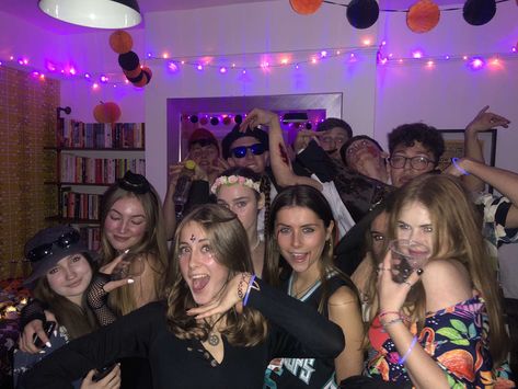 Motive Outfits Uk, Party Outfits High School, Uk House Party Aesthetic, House Party Outfit Teenage, Halloween Party Aesthetic Friends, Halloween Party Teenagers, Teenage House Party, Halloween Teen Party, Costume Party Aesthetic