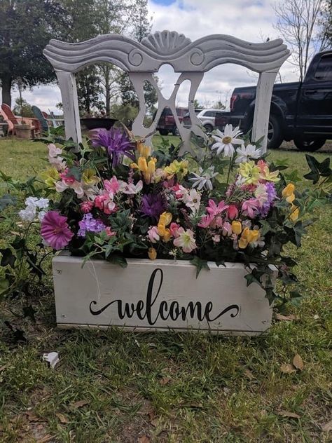 Old Chair Ideas, Chair Planter, Diy Bird Bath, Garden Shelves, Chair Ideas, Old Chairs, Old Chair, Repurposed Furniture Diy, Rustic Garden Decor