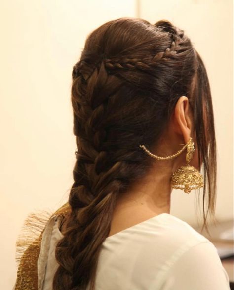 Close Hairstyles For Wedding, Hairstyle Bread, Punjabi Hairstyles, Classy Updo Hairstyles, Desi Vintage, Khan Khan, Classy Updo, Desi Aesthetics, Pretty Braids