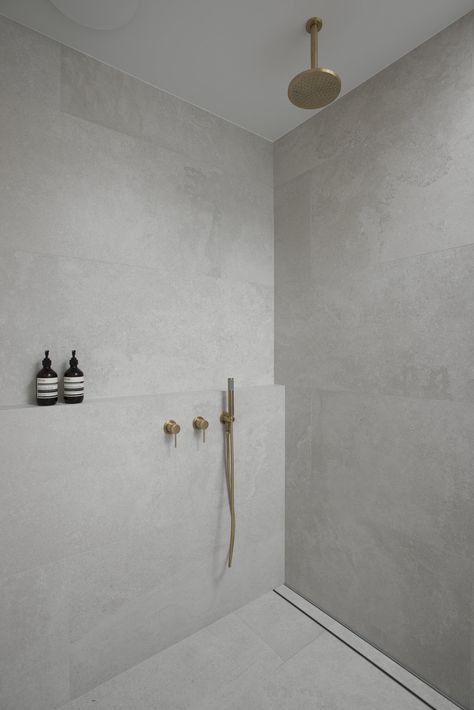 Popoyo, Minimalist Bathroom Decor, Coastal Bathroom Design, Bathroom Niche, Bathroom Plans, Stone Shower, Bathroom Shower Walls, Shower Shelf, Stone Bathroom