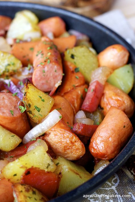 Frankfurter & Potato Skillet  " Now this is old school"  Yum!! Frankfurter Recipes, Potato Skillet Dinner, Traveling In Italy, Potato Skillet, Travel In Italy, Easy Breakfast Recipes, Skillet Potatoes, Potato Dinner, Skillet Dishes