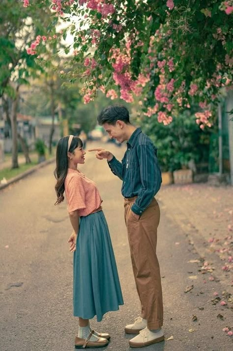 Inspiring Photoshoot, Vintage Couples Photoshoot, Pre Wedding Photoshoot Theme, Chinese Couple, Pre Wedding Photoshoot Props, Couple Boyfriend, Korean Couple Photoshoot, Goals Couple, Korean Wedding Photography