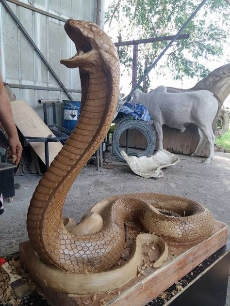 Cobra Art, Wood Carving Furniture, Wood Carving For Beginners, Elephant Carving, Snake Art, Temple Art, Chainsaw Carving, Tree Carving, Ganesha Art