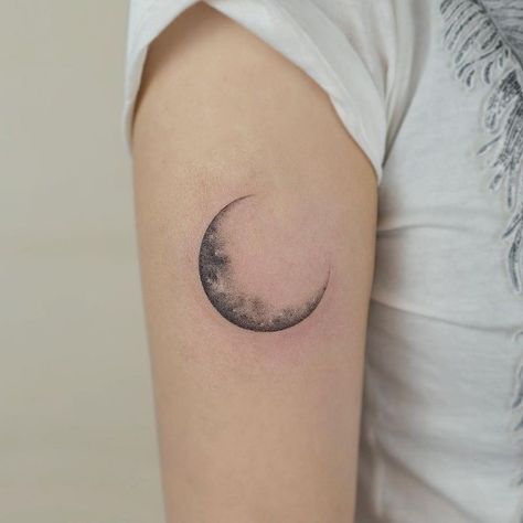 Crescent Moon Neck Tattoo, Realistic Moon Tattoo Designs, Realistic Crescent Moon Tattoo, Waxing Moon Tattoo, Moon Tattoo Realistic, Waning Crescent Moon Tattoo, Lunar Tattoo, Realistic Moon Tattoo, Nebula Tattoo