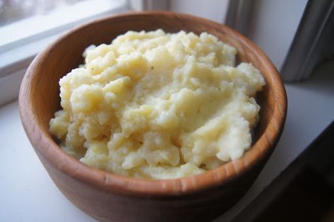 It couldn’t be easier or quicker – heat canned potatoes in milk for just 1 minute then smash! Serve just with butter or different flavor twists, such as: rosemary-garlic; Cheddar-jalapeno; sour cream-bacon; pesto-Parmesan. Yukon Gold Mashed Potatoes, Chives Recipe, Benefits Of Potatoes, Canned Potatoes, Vegan Mashed Potatoes, Homemade Mashed Potatoes, Top Chicken Recipes, Making Mashed Potatoes, Mashed Potato Recipes