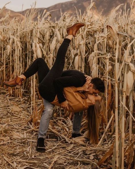 Corn Engagement Pictures, Corn Maze Engagement Photos, Corn Maze Family Photos, Autumn Outfits Couple, Fall Pic Ideas For Couples, Fall Outfit Couple Pictures, Fall Photography Couples, Corn Maze Couple Pictures, Corn Maze Photoshoot Couple