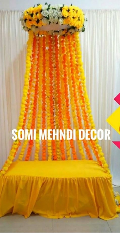 Simple Dholki Decor At Home, Hand Modles, Diy Haldi Decoration Ideas, Simple First Night Room Decoration, Mehndi Background, Mehndi Decoration Ideas At Home, Haldi Function Decoration, Mehndi Decoration Ideas, Mehandi Decor