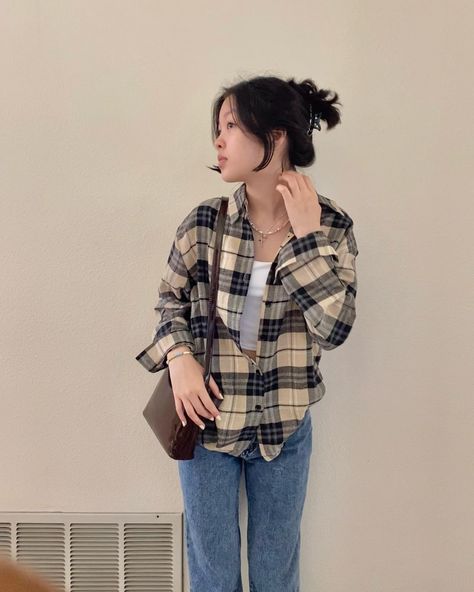 Korean Flannel Outfit, Flanel Outfit Woman, Flanel Outfit Aesthetic, Flannel Outfits Korean, Womens Flannel Shirt Outfits, Twd Style, Flanel Outfit, Tanktop Outer, Aesthetic Flannel Outfits