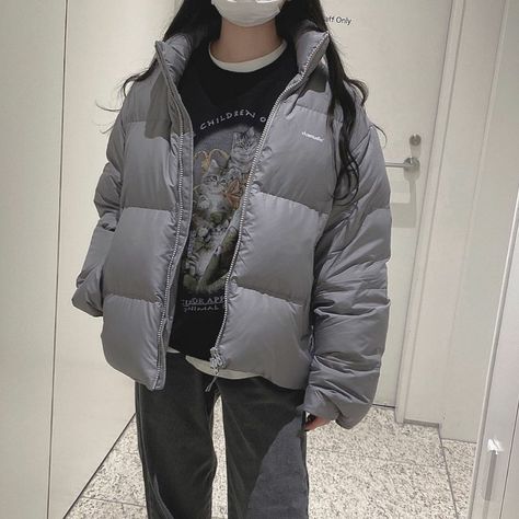 Acubi Winter Jacket, Grey Jacket Outfit Aesthetic, Gray Puffer Jacket Outfit, Grey Puffer Jacket Outfit, Grey Outfit Winter, Puffer Jacket Outfit Aesthetic, Puffer Jacket Outfit Winter Style, Puffer Jacket Aesthetic, Grey Jacket Outfit