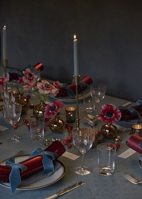 Cool Table Settings, Christmas Aesthetic Interior, Willow Crossley Table, Christmas Decor Dinner Table, Christmas Inspiration 2023, Art Deco Tablescape, Winter Table Scape, Christmas Setting Table, Christmas Table Flowers