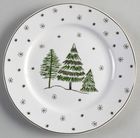 Green Gold Trees Salad Plate by Grace's Teaware | Replacements, Ltd. Christmas Tree Plate Craft, Paint Your Plate Ideas, Christmas Pottery Painting Plate, Diy Pottery Painting Christmas, Holiday Plates Diy, Christmas Plate Designs, Pottery Painting Tray, Pottery Painting Christmas Plate, Porcelain Plate Painting