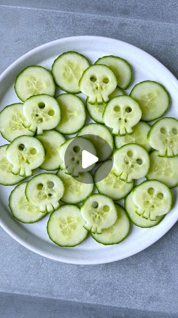 Sine Siemkowicz on Instagram: "Cucumber Skulls💀 Add these super easy skulls to salads, drinks, ice cubes or crudité platters. Head to my website (link in bio) for the full instructions and search ‘cucumber skulls’. #halloween #halloweenfood #halloweensnacks #spookyfood #cucumber #halloweenideas" Halloween Salad Recipes, Halloween Cucumber Ideas, Skull Appetizers, Halloween Ice Cubes, Cucumber Halloween, Halloween Cucumber Sandwiches, Cucumber Skulls, Skull Cucumbers, Halloween Cucumber