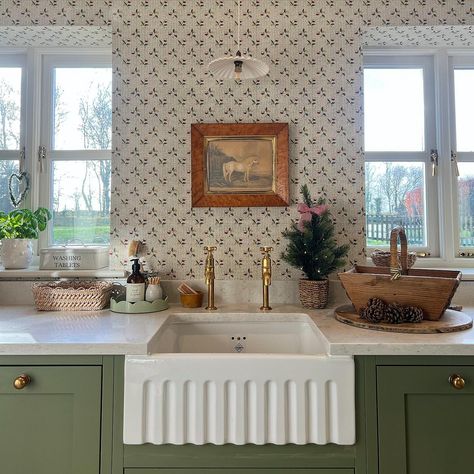 kitchens • Instagram Cottage Kitchen Colorful, Small Cottage Inspiration, Gray Cottage Kitchen, Country Cottage Interiors Kitchen, Cozy Classic Kitchen, Small English Cottage Kitchen, Retro Cottage Kitchen, Charming Cottage Kitchen, English Cottage Kitchen Backsplash