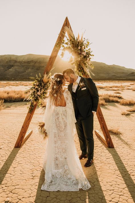 Desert Elopement Dress, Desert Style Wedding, Desert Wedding Dresses, Bohemian Desert Wedding, Boho Vegas Wedding, Wedding In The Desert, Desert Wedding Alter Ideas, Desert Wedding Arch Ideas, Desert Wedding Arch