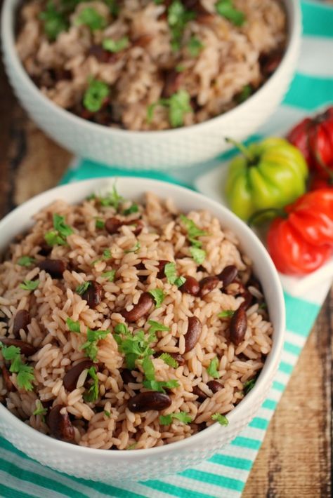 This Jamaican Rice and Peas recipe is an authentic recipe for a popular side dish to most Jamaican meals and is full of great Jamaican flavours. Jamaican Meals, Jamaican Rice And Peas Recipe, Rice And Peas Jamaican, Rice And Peas Recipe, Jamaican Rice And Peas, Jerk Chicken And Rice, Jamaican Rice, Ital Food, Rice Peas