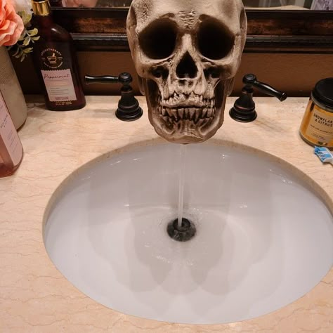 Outdoor Halloween Decorating, Bathroom Halloween, Halloween Party Decor Ideas, Scary Decor, Dollar Tree Halloween Decor, Halloween Decorating Ideas, Scary Halloween Decorations Diy, Halloween Bathroom, Dollar Tree Halloween