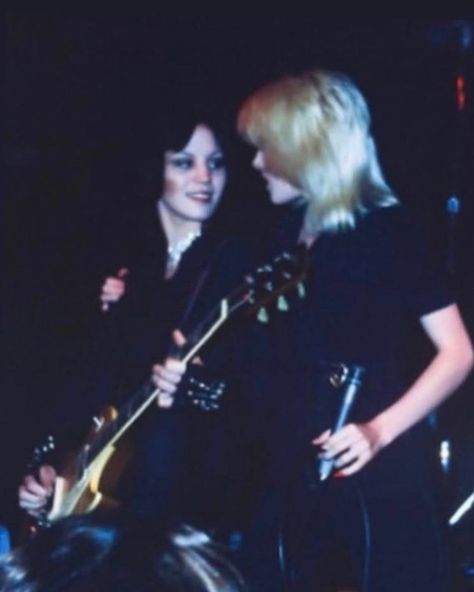 Joan Jett And Cherie Currie, Punk Rock Wallpaper, Cherie Currie, Joan Jett, Music People, Punk Rock, Rock N Roll, Good Music, Rock And Roll