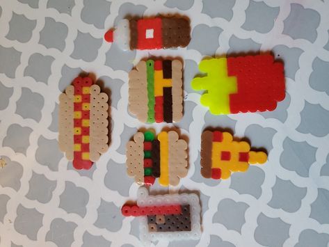 Fast food perler beads Mini Food Perler Beads, Perler Beads Ideas Easy Cute Food, Dessert Perler Beads, Perler Beads Food Minis, Food Perler Bead Patterns, Hama Beads Food, Perler Bead Food, Food Perler Beads, Perler Food