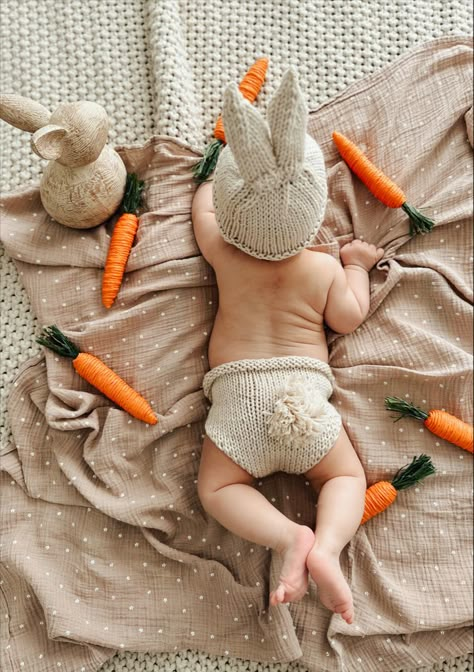 Simple Easter Baby Pictures, Easter Egg Baby Photoshoot, First Easter Newborn Photo Ideas, Bunny Newborn Pictures, Easter Photoshoot For Baby, Newborn Bunny Photoshoot, Spring Baby Milestone Picture, Diy First Easter Pictures, 3 Month Old Photo Ideas