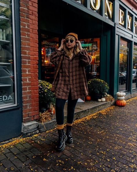 Scrunched Socks, Rainy Day Outfit Fall, Oversized Flannel Outfits, Flannel And Leggings, Chilly Day Outfit, Chilly Weather Outfits, Rainy Fall Day, Fall Scented Candles, Candles At Home