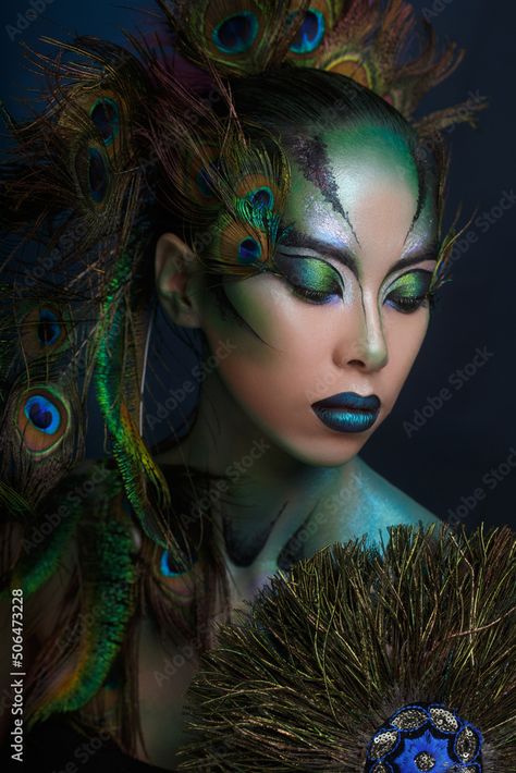 Peacock Makeup Ideas, Peacock Costume Makeup, Peacock Photoshoot, Fantasy Makeup Ideas Creative, Feline Makeup, Peacock Eyeshadow, Peacock Woman, Peacock Face Painting, Hera Makeup