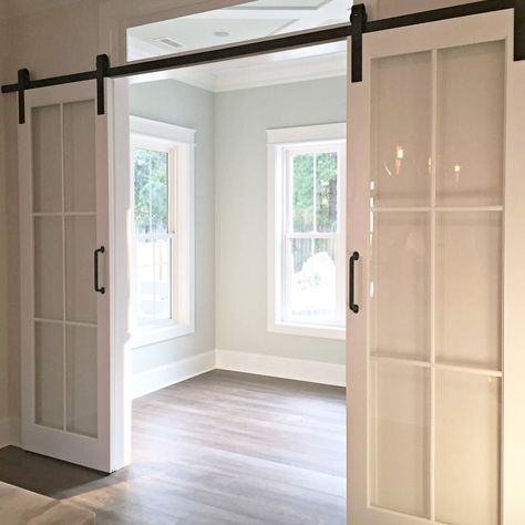 A crisp alternative to barn doors. I'm liking this look ❤️ Deur Ensuite, Foyer Ideas, Glass Barn Doors, Sliding Glass Doors, Empty Room, Living Ideas, Interior Barn Doors, French Door, Rainbow Kids