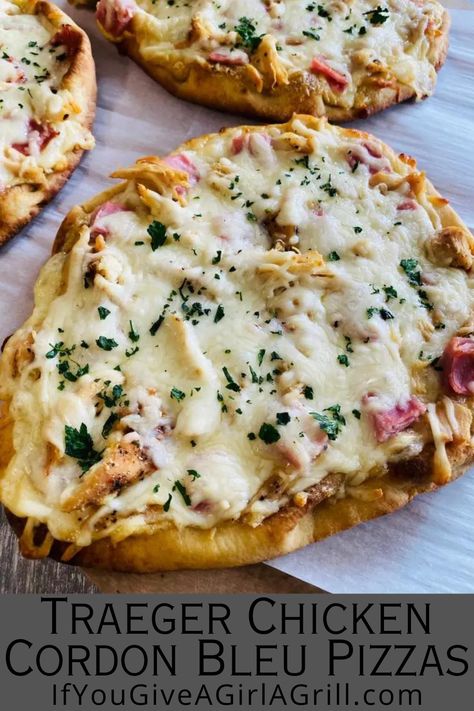 chicken cordon bleu pizza Naan Pizzas, Traeger Chicken, Easy Smoker Recipes, Naan Pizza, Pellet Grill Recipes, Smoked Meat Recipes, Chicken Cordon, Chicken Cordon Bleu, Smoked Chicken