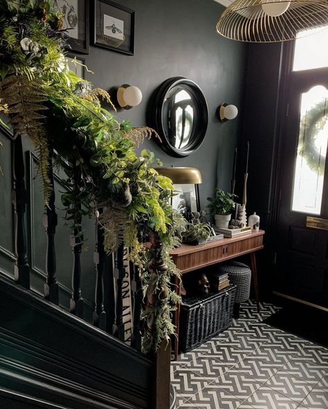 1,705 kedvelés, 30 hozzászólás – Reece & Paul (@littleedwardian) Instagram-hozzászólása: “Not long until all this comes down, it will be sad to take all the lovely floristry down. But will…” Gothic House Exterior Victorian Cottage, Victorian Entryway, Academia House, Cottage Entryway, Victorian Gothic Decor, Goth Cottage, Open Living Room Design, Dream House Aesthetic, Eclectic Homes