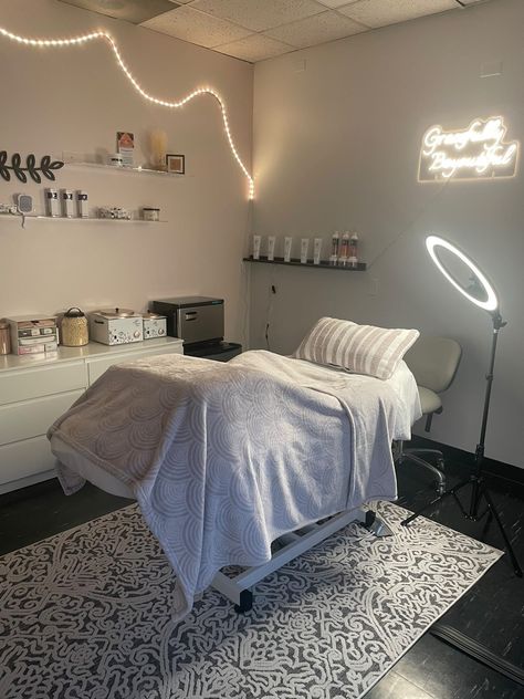 Dream Esthetician Room, Esthetician Room Waxing, Small Medspa Room, Facial Esthetician Room, Beautician Room Decor, Beauty Esthetician Room, Esthetician Room Lighting Ideas, Esthetician At Home, Grey Esthetician Room