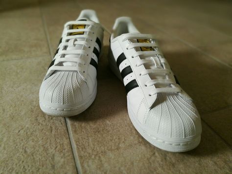 Bar laces hidden knot Adidas superstar Hidden Knot, Clean Shoes, Adidas Superstar Sneaker, Diy Ideas, Adidas Sneakers, Knot, Adidas, Bar, Sneakers