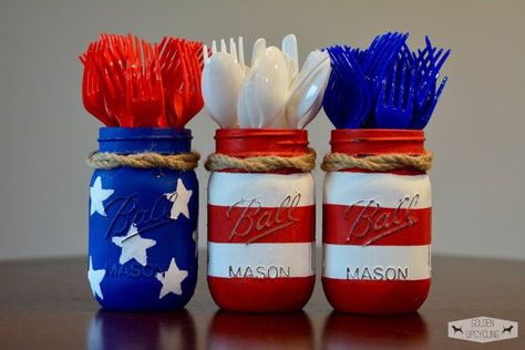 How adorable are these 4th of July mason jars?? They were made by GoldenUpcycling on Etsy (you can buy these) or you could totally make them yourself! I love how she twisted twine around the tops of the jars and added red, white, and blue silverware. Make sure you arrange the jars with the blue … Fourth Of July Decorations, 4th Of July Desserts, Independance Day, Games Diy, Fourth Of July Food, Fourth Of July Decor, July Decor, July Wedding, July Birthday