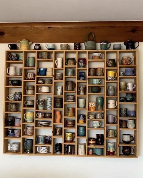 Kitchen Mug Storage Ideas, Pottery Shelf Display, Mug Cabinet Organization, Diy Mug Shelf, Tea Shelf Display, Mug Display Wall, Mugs Display Ideas, Mug Shelf Display, Mug Storage Ideas