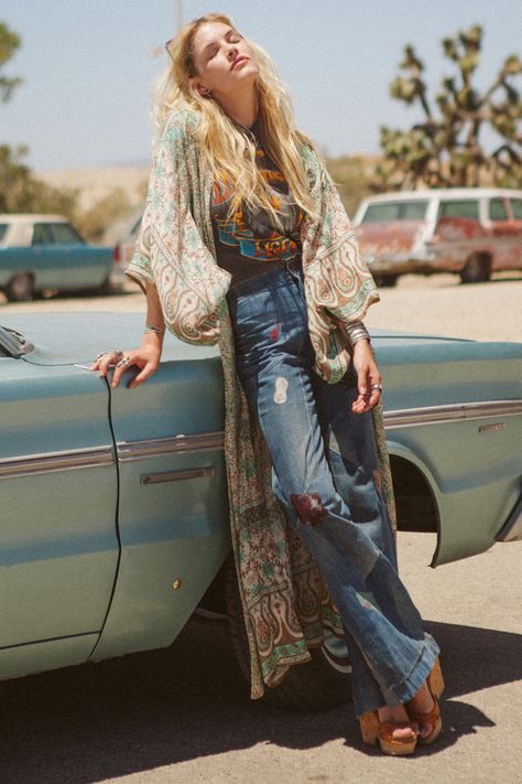 road trip ready #OnTheRoad #dogeared 70s Mode, Look Hippie Chic, Moda Hippie, Chique Outfit, Boho Mode, Estilo Hippy, Mode Hippie, Maxi Kimono, 70s Inspired Fashion