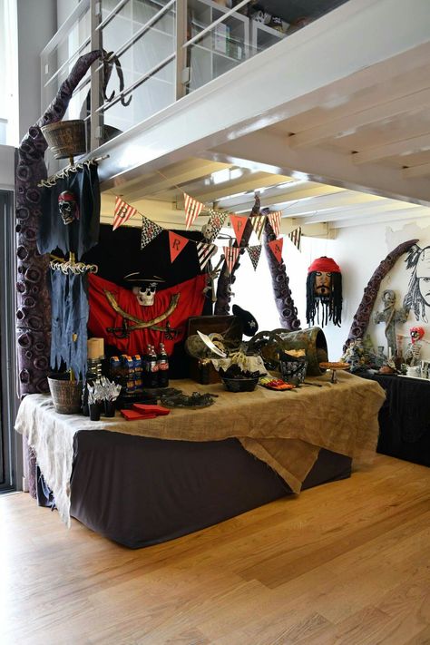 Pirates of the Caribbean party ideas Jack Sparrow Theme Party, Pirates Of The Caribbean Birthday Party, Caribbean Party Ideas, Caribbean Decorations, Pirates Of The Caribbean Party, Pirate Halloween Party, Parties Themes, Half Birthday Party, Caribbean Party