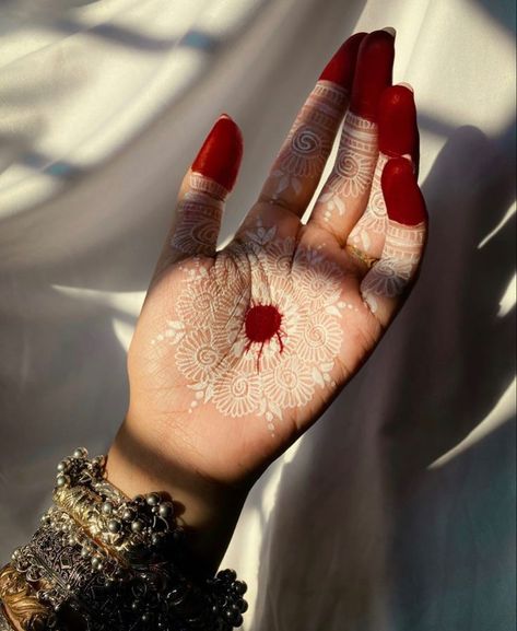 Red Henna Aesthetic, Bengali Mehndi Designs, Bengali Henna Design, Bengali Mehendi Designs, Aalta Design Hand, Aalta Design Hand Aesthetic, Bengali Tattoo Ideas, Desi Red Aesthetic, Non Traditional Henna Designs