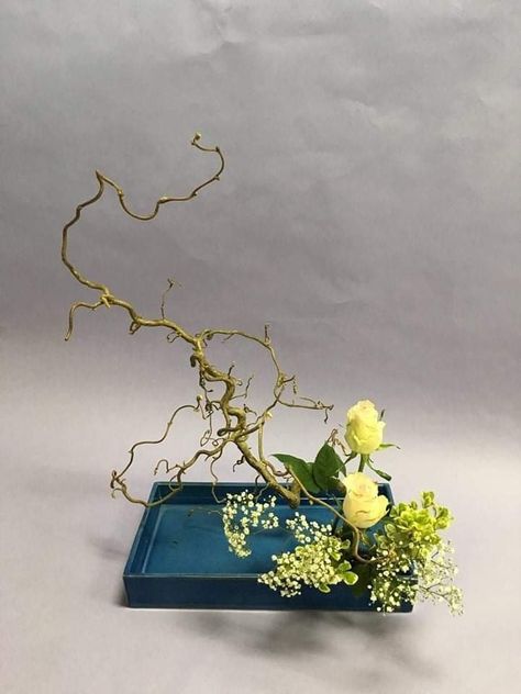 Art Floral Japonais, Arreglos Ikebana, Ikebana Sogetsu, Floral Art Arrangements, Sogetsu Ikebana, Ikebana Arrangements, Ikebana Flower Arrangement, Flower Arrangements Simple, Modern Flower Arrangements