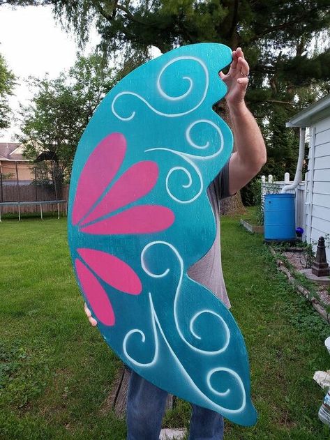 I've been seeing lifesize wings (usually angel wings) painted onto buildings and love the look but I don't have a large wall to paint one.I do have a large fairy garden which would be perfect....so fairy wings it is and this is how we did it!     Using a large piece of cardboard I sketched and cut out a wing shape.     Then hubby used it as a pattern for two fairy wings that were cut out of treated plywood.     We both sanded the plywood smooth paying special attention to the edges.     Next I… Large Fairy Garden, Diy Fairy Wings, Angel Wings Painting, Concrete Bird Bath, Butterfly Project, Stepping Stones Diy, Diy Entryway, Leftover Paint, Diy Porch