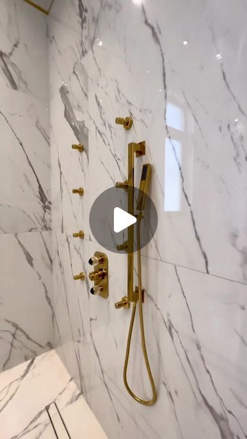 THG Paris on Instagram: "Luxury Defined: NU Plan Architects chose our Vogue Black Onyx shower fittings and Mandarin Clear Crystal tap to complete a modern marble bathroom.

#THGParis #LuxuryBath #MarbleBathroom @nuplan_architects" La Marca Onyx Nuvolato Tile, Marble Shower Black Fixtures, Marble Shower Gold Fixtures, Onyx Marble Toilet Design, Modern Marble Bathroom, Bookmatch Marble Bathroom, Onyx Shower, Instagram Luxury, Modern Marble