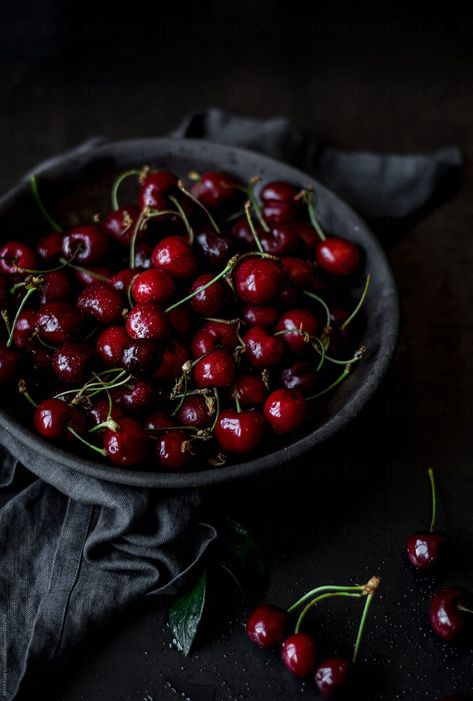 Health Benefits Of Cherries, Mini Cherry Pies, Cut Strawberries, Fruit Wallpaper, Cherry Fruit, Fruit Photography, Food Concept, Fresh Cherries, Cherry Flavor