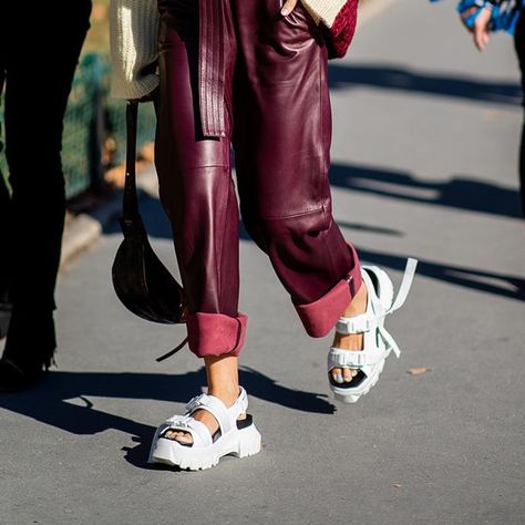 Outfits With Chunky Sandals, White Chunky Sandals Outfit, Chunky Sandals Outfit Street Style, Flatform Sandals Outfit, White Sandals Outfit, Leather Sandals Outfit, Chunky Sandals Outfit, White Chunky Sandals, Chunky Leather Sandals