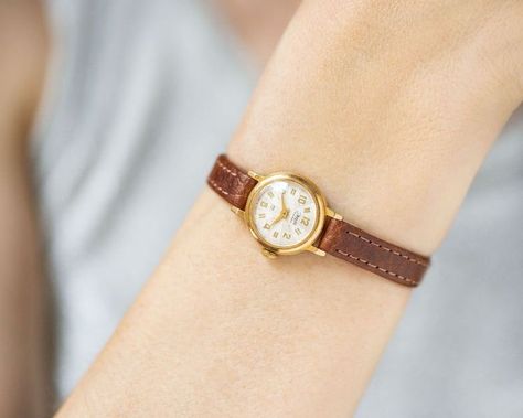 Classy Accessories, Classic Watch Women, Simple Watches, Vintage Watches Women, Small Watch, Watches Women Leather, Watches Women, Girls Watches, Outfit Hijab