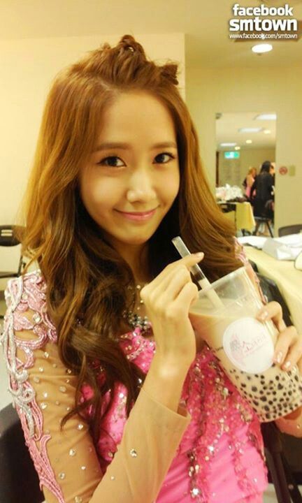 Yoona drinking BoBa다모아카지노다모아카지노다모아카지노다모아카지노다모아카지노다모아카지노다모아카지노다모아카지노다모아카지노다모아카지노 Pearl Milk Tea, Boba Milk Tea, Tea Shops, Boba Milk, Kim Hyoyeon, Kwon Yuri, Im Yoona, Yoona Snsd, Girls' Generation