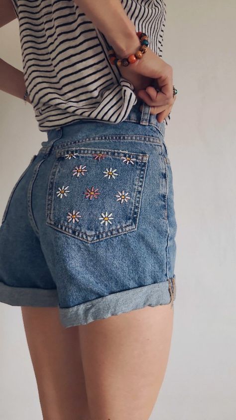 Fredi Boldt | 🪡🧵🌼 #diy #embroidery #daisies #diyfashion #hippievibes #flowergram #vintage #blumen #vintagefashion #flowers #embroideryart #inspo… | Instagram Denim Short Embroidery, Embroidery Daisies, Embroidery Jeans Diy, Jean Diy, Rome Outfits, Jeans Embroidery, Clothes Embroidery, Daisy Embroidery, Capsule Wardrobe Pieces