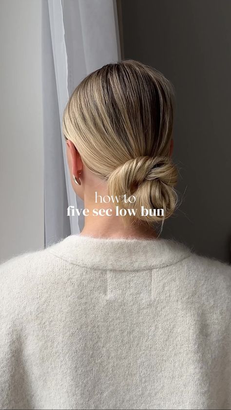 Stine Eleonora Honoré | HOW TO: FIVE SECOND BUN such a easy and chic bun for a casual everyday look - also good on bad hair days haha #hairstyle… | Instagram Low Messy Bun Short Hair, How To Make Bun, Low Bun Tutorial Easy, Casual Bun Hairstyles, Easy Buns For Short Hair, 10 Second Bun, Bun For Thick Hair, How To Make A Bun, Buns For Medium Length Hair