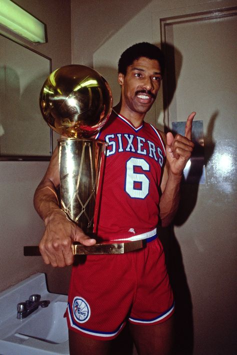 These 17 photos of NBA champs celebrating in the locker room during the ’80s and ’90s are awesome | HoopsHype Julius Erving, I Love Basketball, Dr J, Philadelphia Sports, Nba Championships, Nba Legends, Sport Icon, Sports Hero, Nba Stars