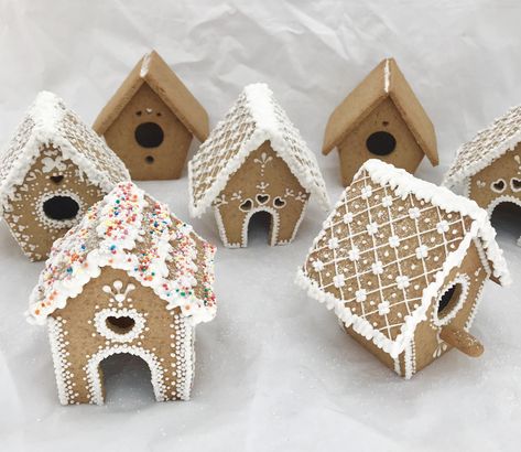 Mini Gingerbread Houses Mini Gingerbread Houses, Tiny Gingerbread Houses, Mini Gingerbread House Ideas, Gingerbread House Designs Ideas, Small Gingerbread Houses, Mini Gingerbread House Template, Gingerbread House Mini, Gingerbread Cookie House, Iced Christmas Cookies