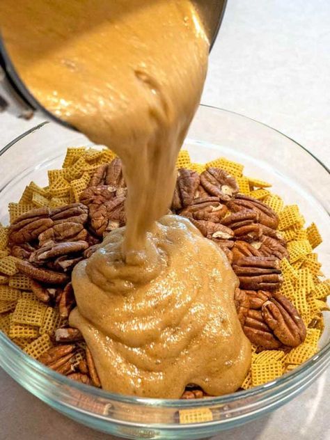 Corn Chex Clusters, Carmel Cheetos, Wheat Chex Cereal Recipes, Praline Chex Mix Recipe, Caramel Snack Mix Recipes, Corn Chex Recipes Sweets, Crispix Caramel Crunch, Recipes Using Popcorn, Caramel Chex Mix Recipes