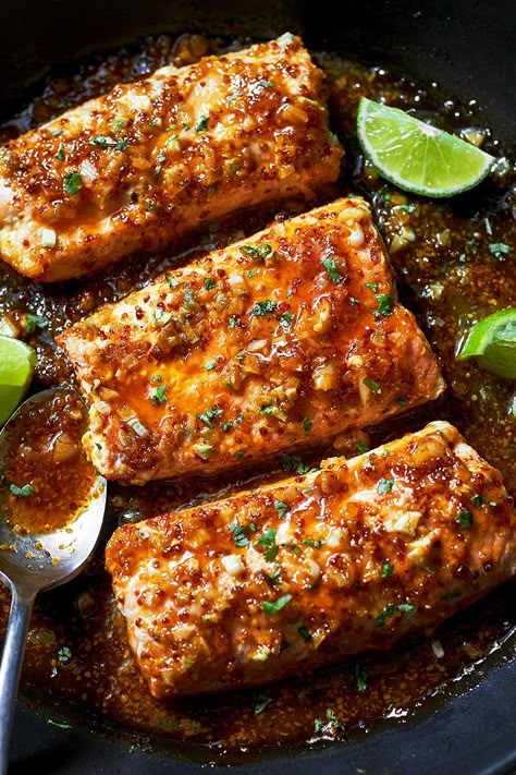 This Spicy Honey Garlic Salmon is perfect for a quick weekday evening, ready in under 20 minutes! CLICK HERE to get the Recipe Spicy Honey Garlic Salmon, Summer Seafood Recipes, Honey Garlic Salmon, Butter Salmon, Garlic Salmon, Spicy Salmon, Pan Seared Salmon, Seared Salmon, Spicy Honey